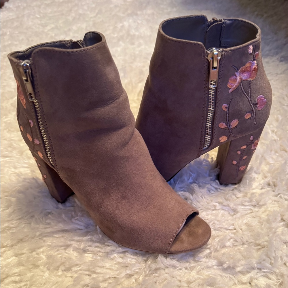 Women’s Taupe Embroidered Peep-Toe Ankle Booties Size 8